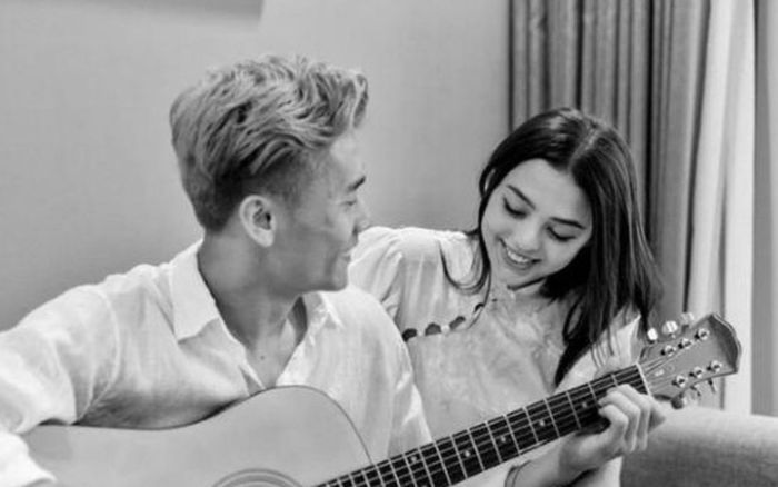 Bùi Tiến Dũng chăm chỉ dạy vợ tiếng vỡ lòng, biểu cảm nàng 'dâu Tây' chiếm trọn spotlight