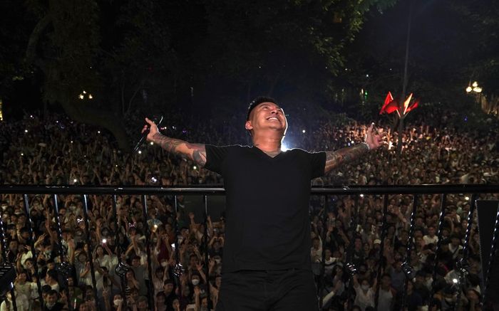 Tuấn Hưng tiếp tục tổ chức ca hát tại ban công sau khi bị 'sờ gáy', cẩn trọng căn dặn khán giả một điều?