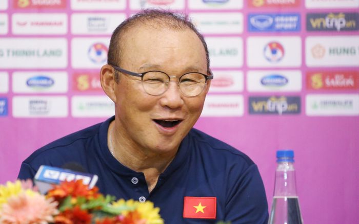 Tình cảnh trái ngược giữa ông Park và HLV Polking