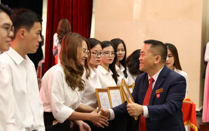 Sinh viên hào hứng với học bổng 'khủng' trước thềm năm học mới