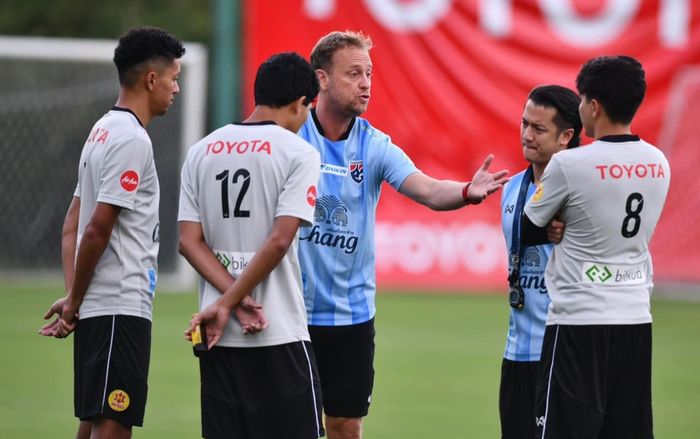 HLV Polking giận vì bị CĐV Thái Lan đòi sa thải: Sao phủi sạch hết thành tích của tôi?