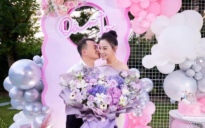 Giữa nghi vấn trục trặc, Shark Bình công khai ảnh hôn má Phương Oanh kèm lời chúc 'ngọt như mía lùi'