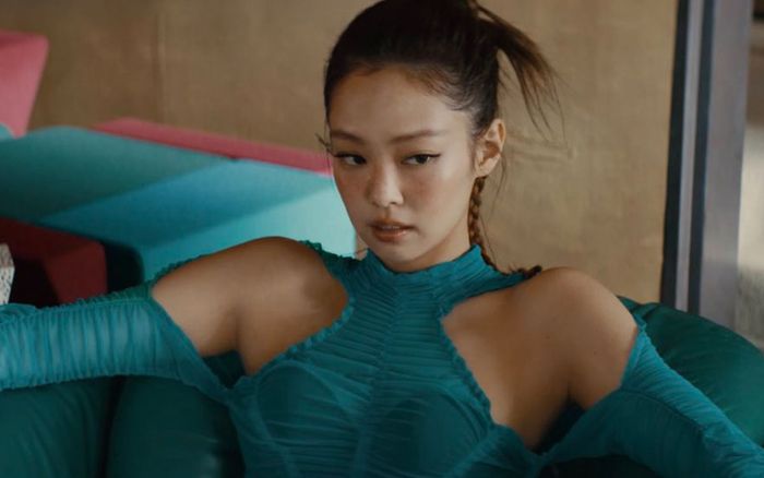 Jennie BLACKPINK bất ngờ hóa thành siêu trộm, đánh võ, bắn súng cực ảo trong drama hành động mới