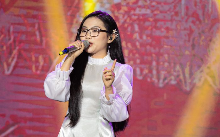 Gặp 'sự cố' bất ngờ khi biểu diễn, Phương Mỹ Chi 'chữa cháy' cực nhanh tránh tình huống 'muối mặt'