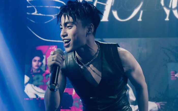 Hát chay 'đập tan' tin đồn hát nhép, em trai Sơn Tùng suýt mất đồ khi nắm tay giao lưu khán giả!