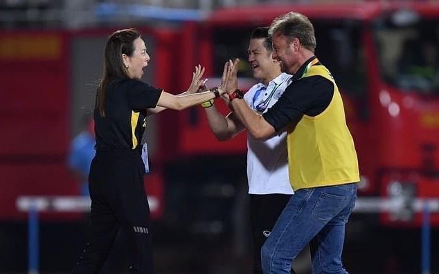 Madam Pang thưởng khủng, Thái Lan thắng trận giúp HLV Polking thoát nạn