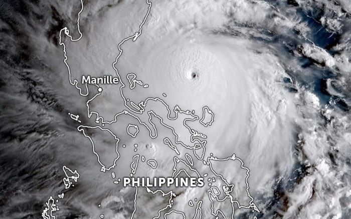 Sơ tán người dân để ứng phó với cơn bão mạnh nhất trong 20 năm qua