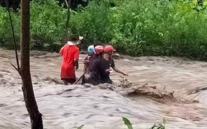 Xuyên đêm tìm người bị lũ cuốn trôi, không ngờ vị trí hiện tại của nạn nhân