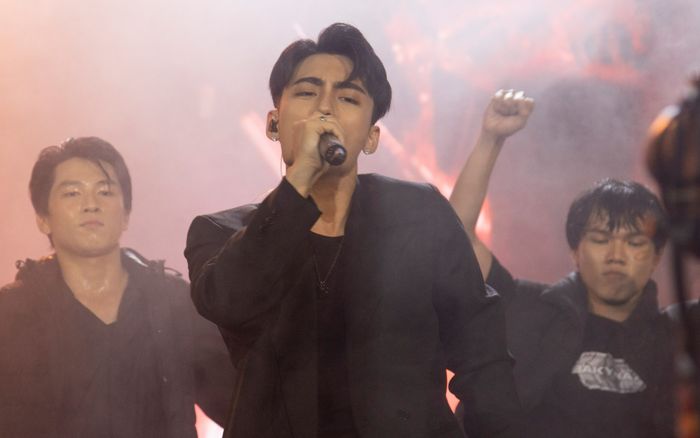 Clip: Em trai Sơn Tùng đang diễn thì khán giả hét lớn đòi xem 'chổ hiểm'