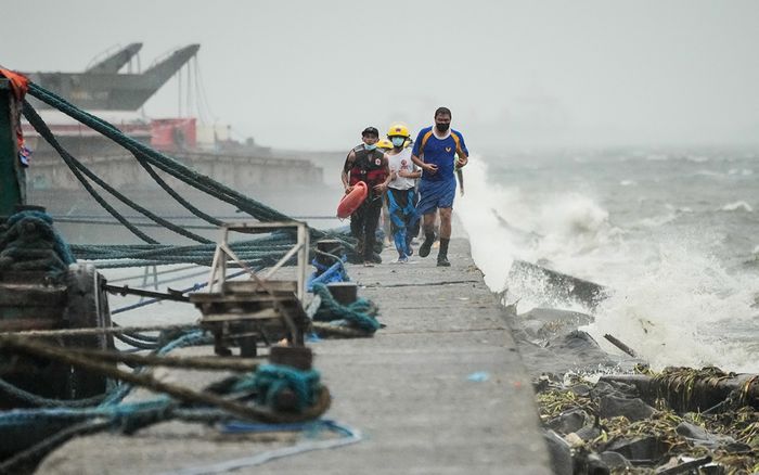 Philippines tạm dừng công việc, đóng cửa trường học để tránh bão Noru càn quét