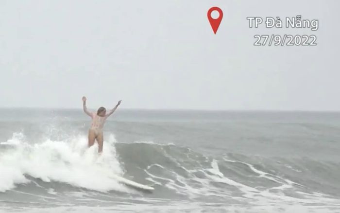 Mặc kệ thành phố đang nằm giữa tâm bão, người phụ nữ vô tư lướt sóng biển gây khó hiểu