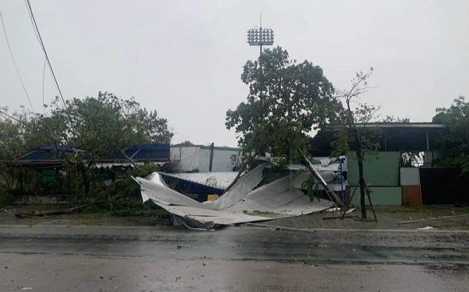 Thiệt hại ban đầu do bão số 4 gây ra cho miền Trung: nhà tốc mái, mất điện diện rộng