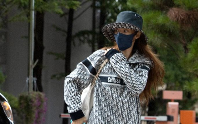 Không phải Park Seo Joon, Park Min Young bị lộ ảnh hẹn hò với một CEO giàu có