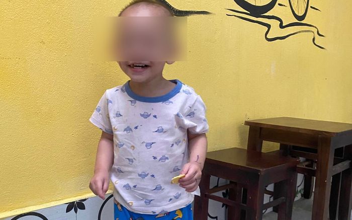 Bé trai 2 tuổi bị bỏ rơi với một bộ quần áo, vài cái bỉm, bịch sữa còn ấm và nụ cười xót lòng