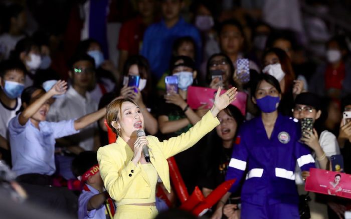 Mỹ Tâm cùng Công Vinh khuấy động sân Thống Nhất