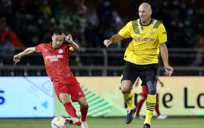 Công Vinh và Văn Quyến tái xuất, đội ngôi sao Việt Nam thua Dortmund 1-4