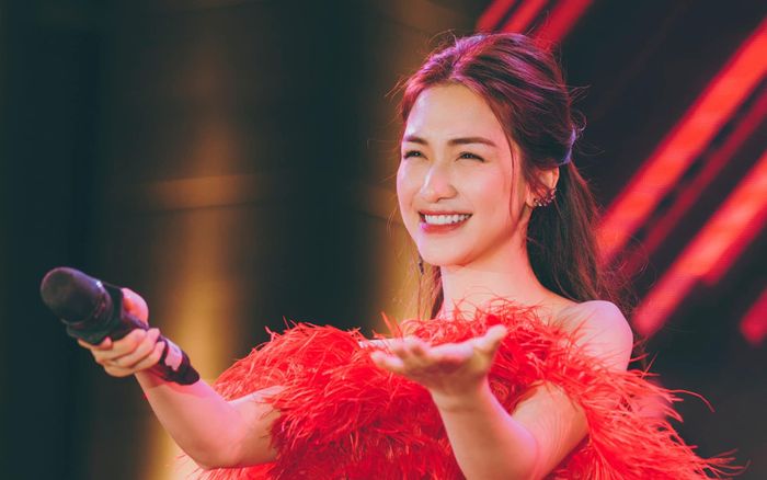 Hòa Minzy trích tiền túi ủng hộ đồng bào miền Trung 300 triệu đồng