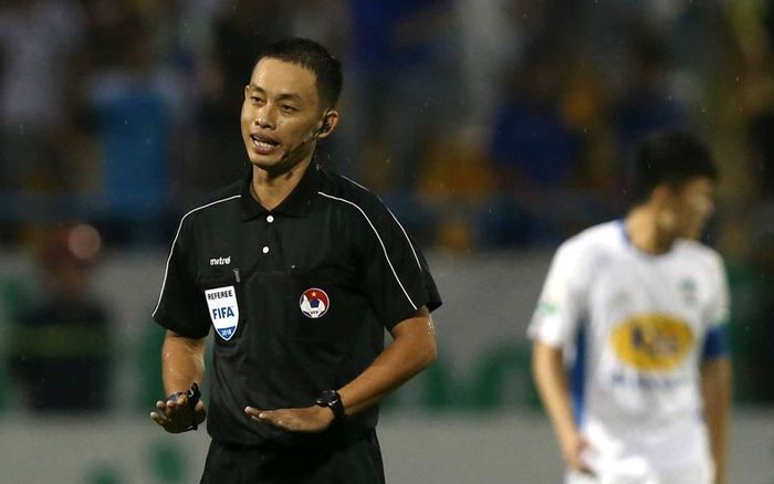 Trọng tài Việt Nam cấp FIFA có số lượng bằng Lào và Campuchia: Đội tuyển đi lên, trọng tài đi lùi