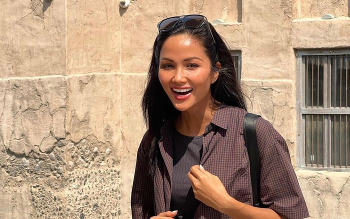 Đang vi vu cùng bạn trai bên trời Tây, H'Hen Niê lại than buồn, lý do khiến ai cũng đồng cảm