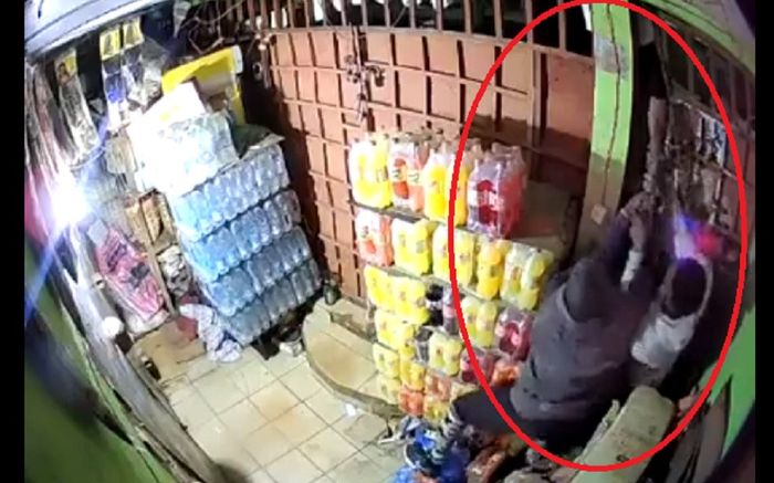 Clip: Chủ tiệm tạp hóa mai phục, 'tóm' tại tận tên trộm nước ngọt khiến dân mạng cười ngất