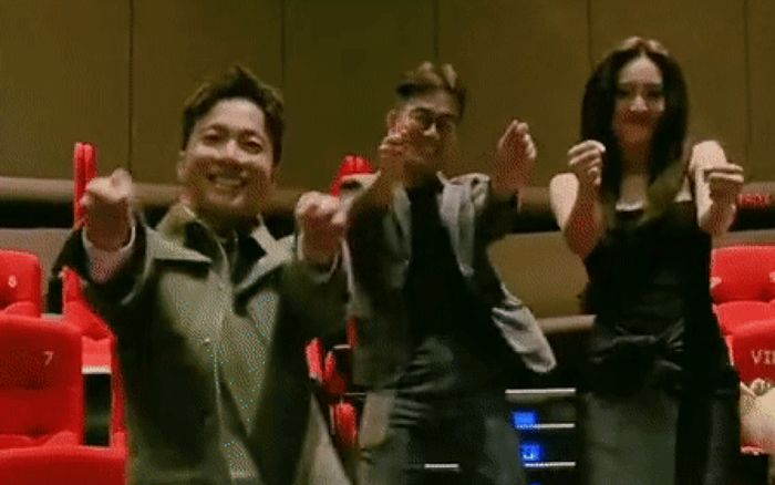 S.T Sơn Thạch nhảy nhót bất chấp trong rạp phim cùng Lan Ngọc, fan 'bắt bài': 'Sơ hở cái là nhảy'!