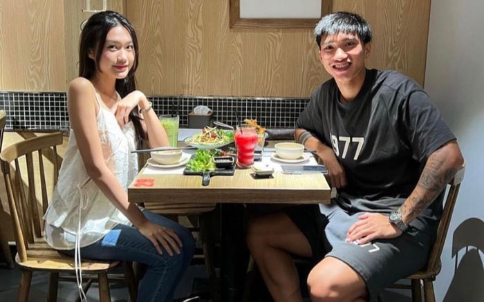 Đoàn Văn Hậu và bạn gái hot girl Doãn Hải My 'tay trong tay' hẹn hò ngày cuối tuần