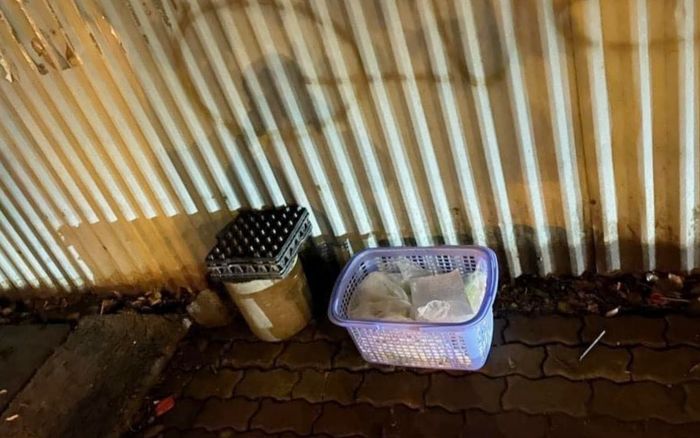 Hai bé gái sơ sinh bị bỏ lại trong giỏ ven đường ở Hà Nội