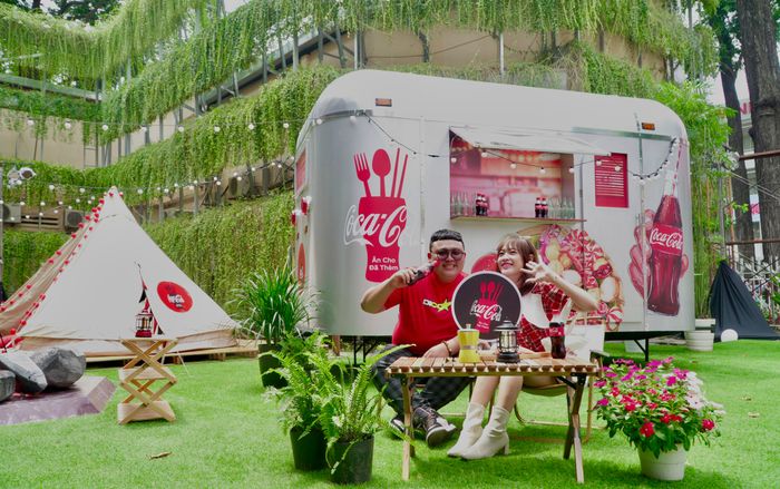 Cùng Anh Bụng Mỡ, Thỏ Pea và loạt KOLs 'đu' sự kiện đỉnh nhất Tháng 10 của Coca-Cola