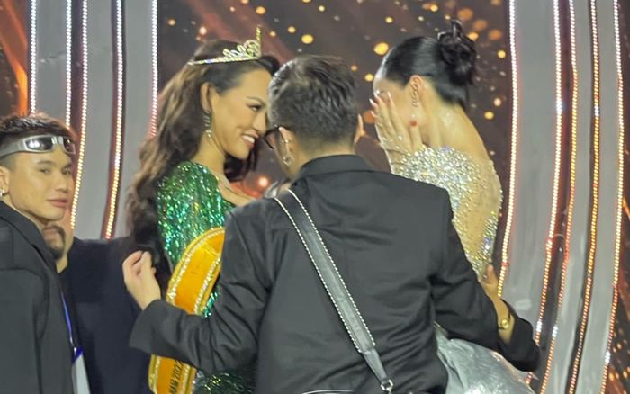 Xúc động khoảnh khắc Lona Kiều Loan gặp riêng Mai Ngô hậu chung kết Miss Grand VN