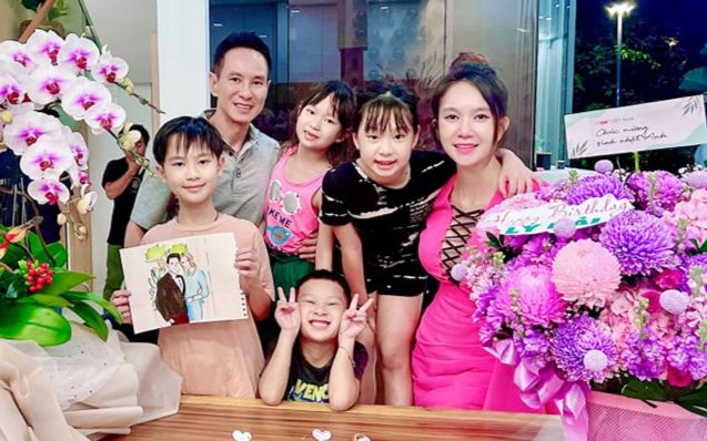 Tiệc sinh nhật '0 đồng' của Lý Hải: Ngập tràn bánh và hoa, quây quần bên vợ con cùng bạn bè thân thiết