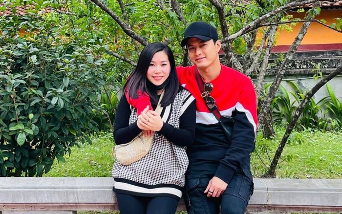 Bà xã Hồng Đăng hiếm hoi nhắc về chồng trên trang cá nhân, để lộ tình trạng hôn nhân hiện tại