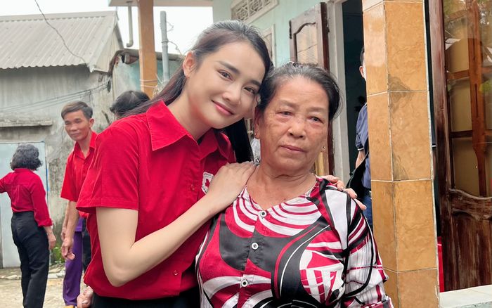Nhã Phương nhắn nhủ một câu đầy xúc động đến người dân miền Trung trong chuyến đi thiện nguyện