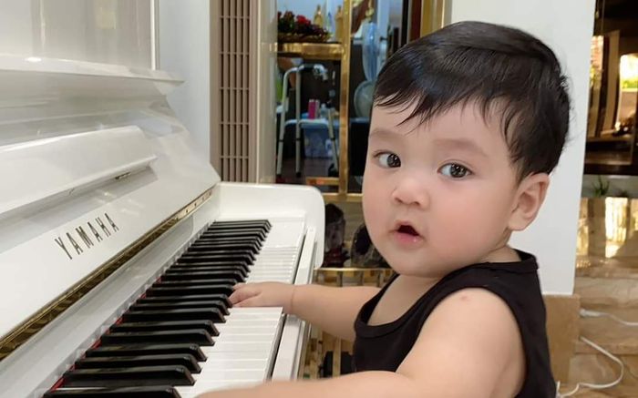 Mới 3 tuổi, con trai Đàm Vĩnh Hưng bộc lộ năng khiếu đặc biệt khiến dàn sao Việt trầm trồ