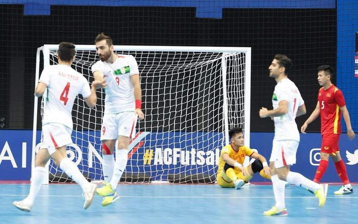 Việt Nam thua Iran 1-8: Không thể chống nổi