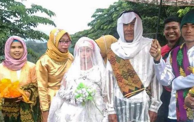 Tình yêu 'bất chấp' của cụ ông 78 tuổi với tình trẻ kém 60 tuổi