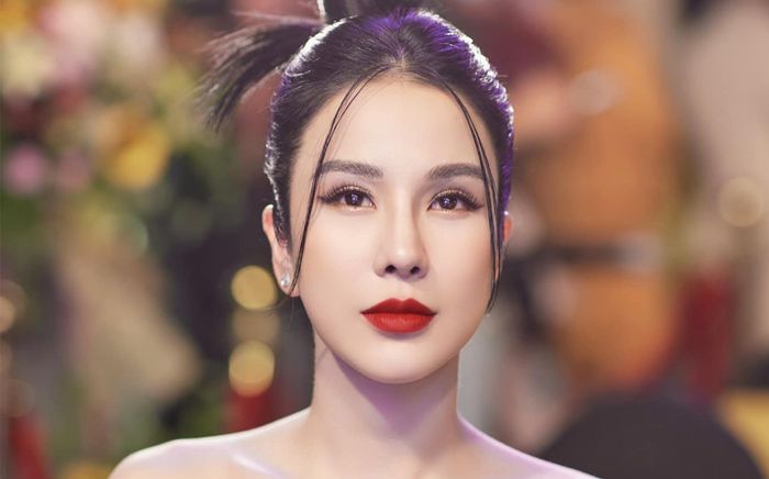 Nhập viện vì bị theo dõi, Diệp Lâm Anh lại bị dọa giật điện thoại