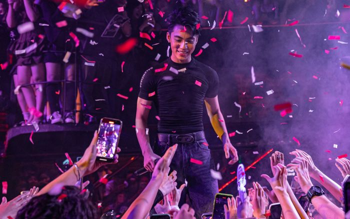 Bị pháo giấy bay vào miệng trong lúc diễn, hành động của MONO có gì mà thu hút về hơn cả triệu lượt xem?