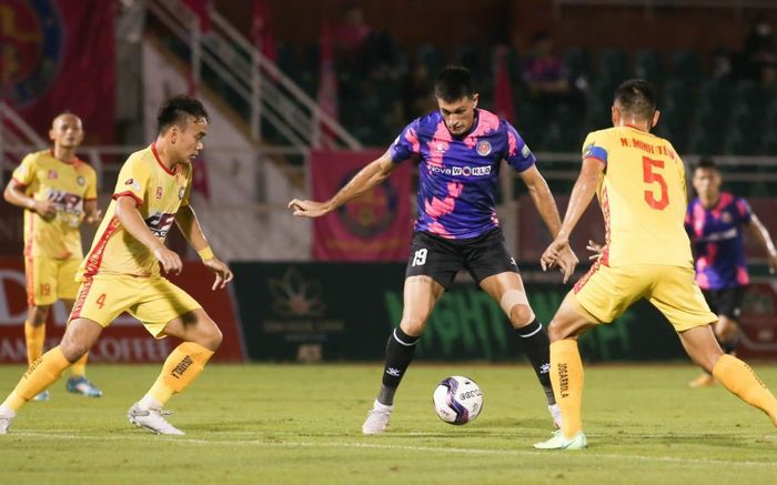 Sài Gòn FC tự 'bắn vào chân' trước Thanh Hoá