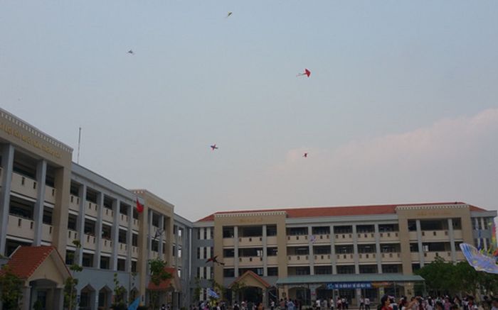 Điều tra nguyên nhân nữ sinh lớp 8 rơi từ tầng 4 xuống sân trường tử vong