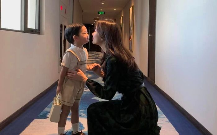 Hoa hậu Đặng Thu Thảo hiếm hoi khoe con trai 2 tuổi ra dáng, biết yêu chiều mẹ