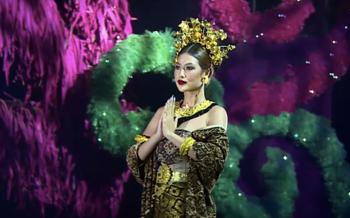 Thiên Ân xin lỗi khi bị chê catwalk 'sượng, không biết tia camera'