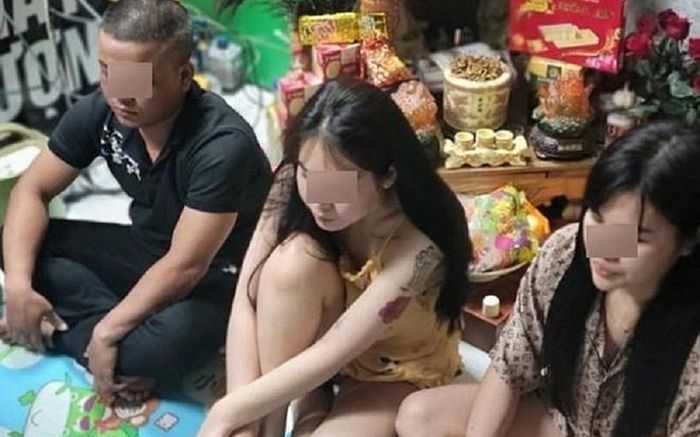 Đánh úp 'tiệc thác loạn' của nhóm nam nữ trong tiệm điện thoại lúc nửa đêm