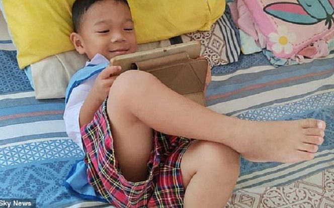 Đứa trẻ thứ 2 sống sót sau vụ thảm sát nhà trẻ Thái Lan: Bị đâm và bắn vào đầu nhưng may mắn vẫn mỉm cười