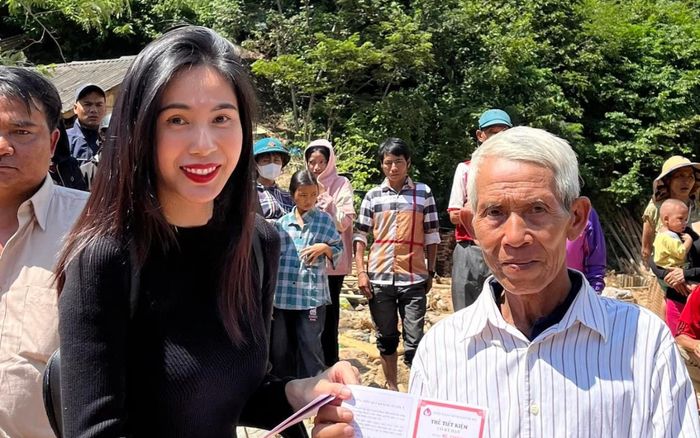 Thủy Tiên lội suối đi làm từ thiện, ghi điểm với hình ảnh giản dị