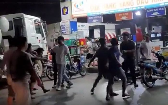 Lao vào ẩu đả với nhân viên cây xăng vì không mua đầy được can 5 lít