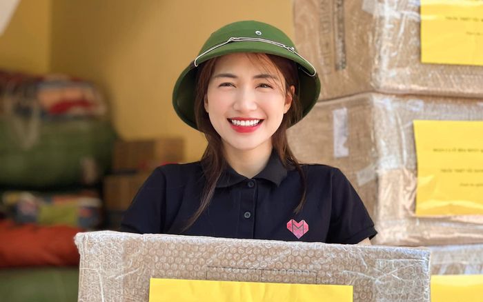 Hòa Minzy đội mũ cối, đi dép rọ nhựa đích thân trao 200 triệu tiền mặt cho bà con tỉnh Nghệ An