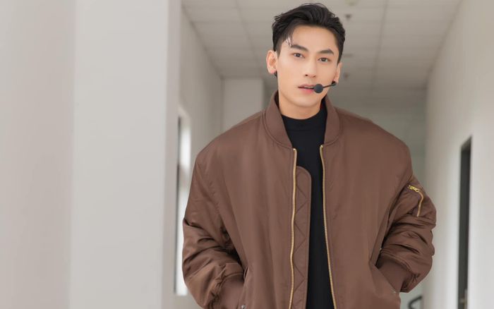 Isaac: Lúc hát hết mình, đi về mất áo!