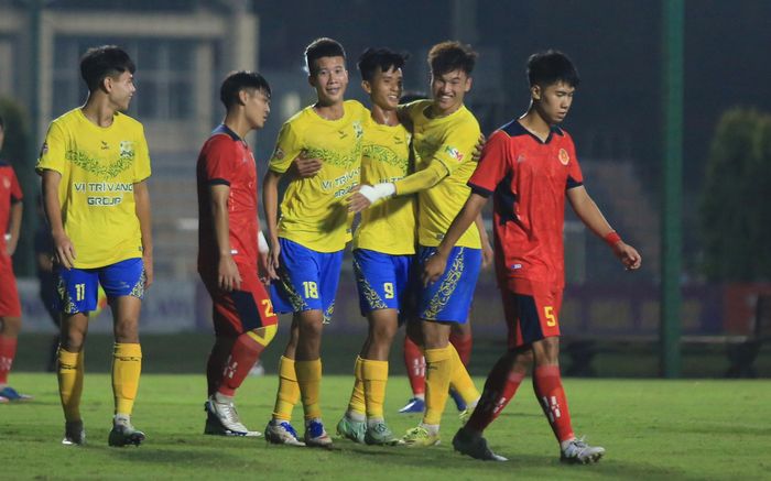 Sao trẻ CLB Vị Trí Vàng Kon Tum lập siêu phẩm 'xe đạp chổng ngược', hiếm gặp ở BĐVN