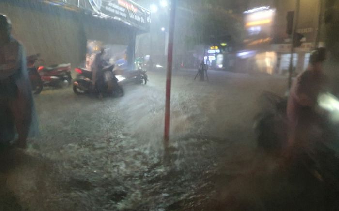 Đà Nẵng ngập diện rộng, học sinh được nghỉ học tránh ngập