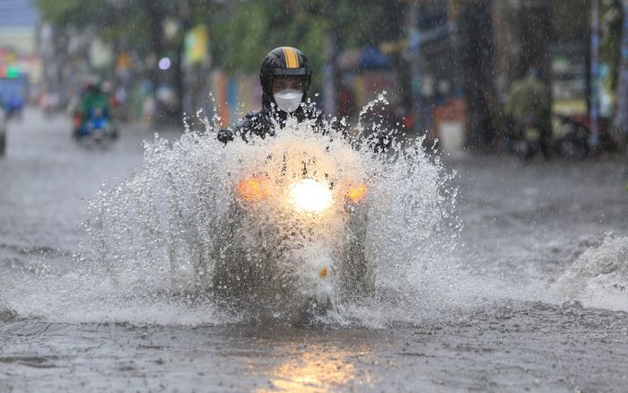 Dự báo thời tiết hôm nay (15/10): Bão số 5 suy yếu thành áp thấp nhiệt đới, miền Trung mưa lớn